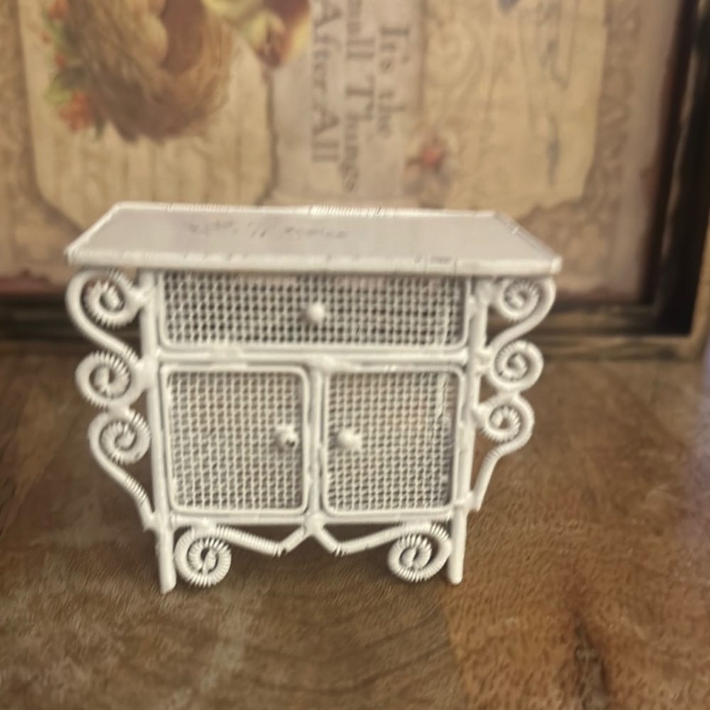 White Miniature dollhouse, Metal changing table